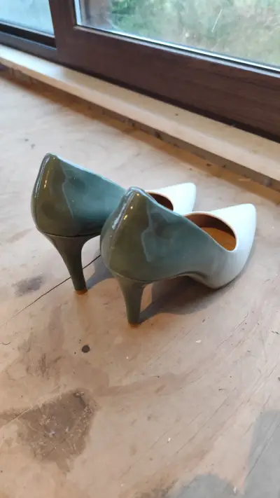 Zapatos de tacón alto bicolor elegantes - miniatura 2