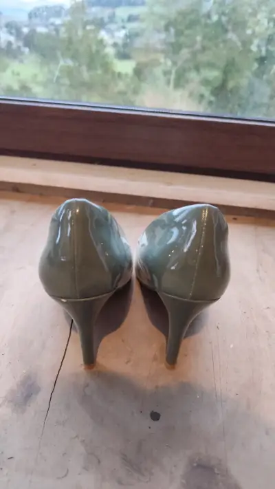 Zapatos de tacón alto bicolor elegantes - miniatura 3