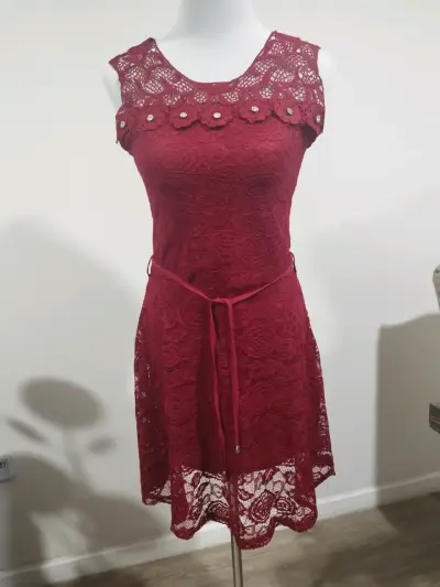 Vestido de encaje rojo burdeos elegante - miniatura 1