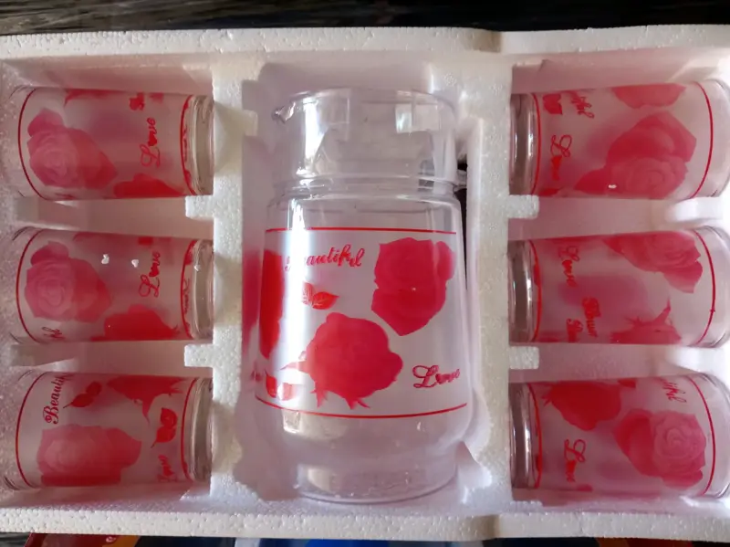 Set de jarra y vasos con diseño de rosas
