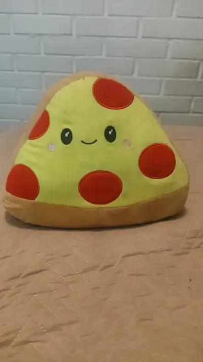 Cojín de peluche en forma de pizza - miniatura 1