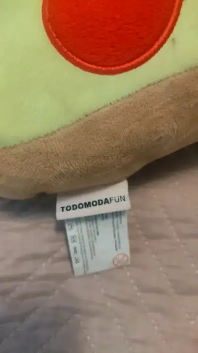 Cojín de peluche en forma de pizza - miniatura 3