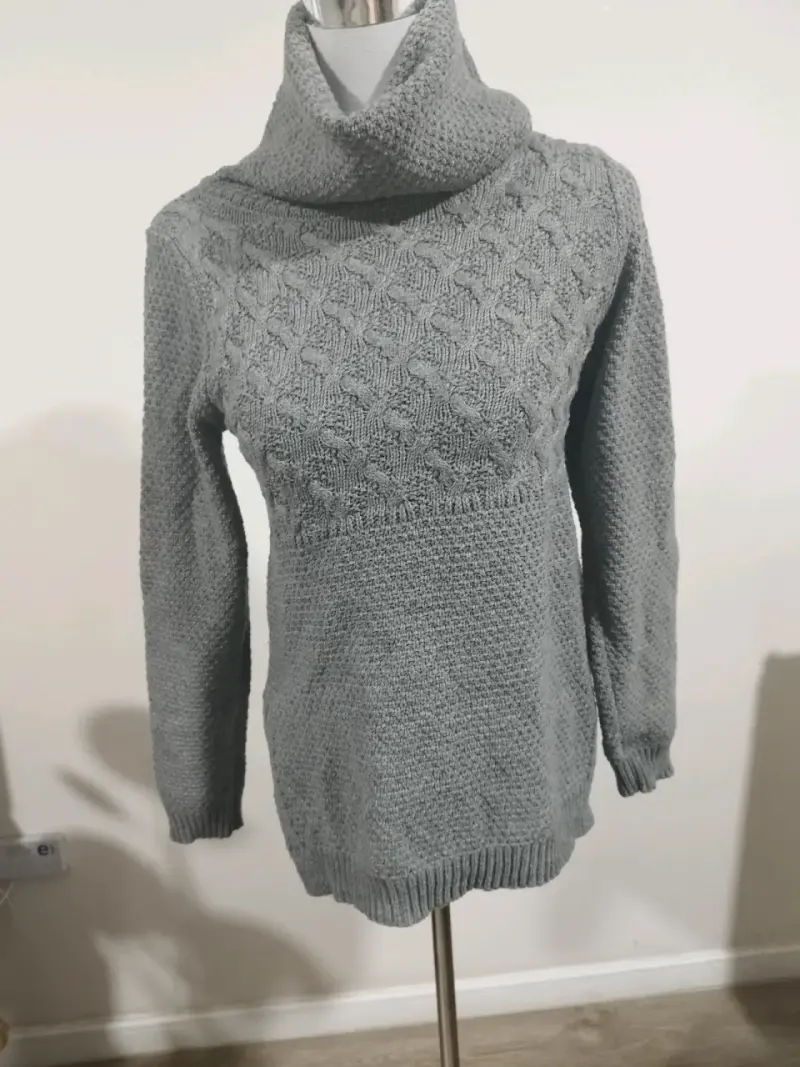 Suéter gris de punto con cuello alto - 1