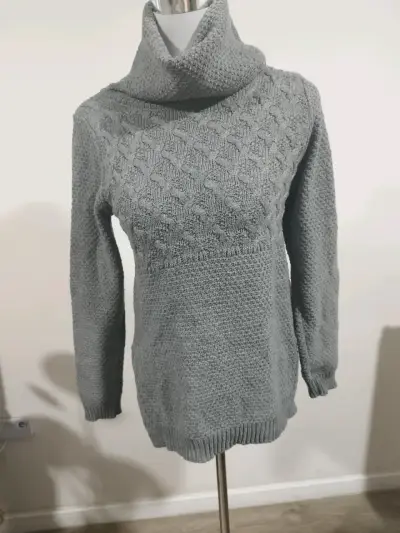 Suéter gris de punto con cuello alto - miniatura 1