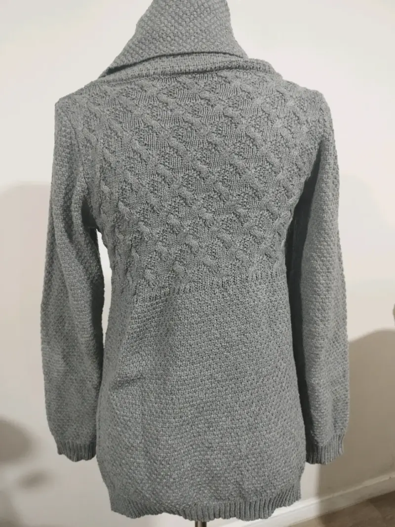 Suéter gris de punto con cuello alto - 2