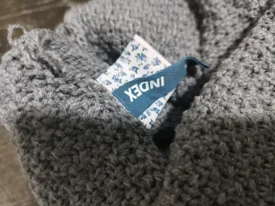 Suéter gris de punto con cuello alto - miniatura 4