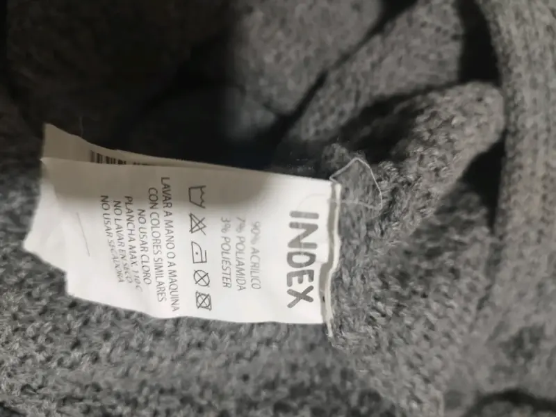 Suéter gris de punto con cuello alto - 5
