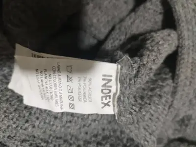 Suéter gris de punto con cuello alto - miniatura 5