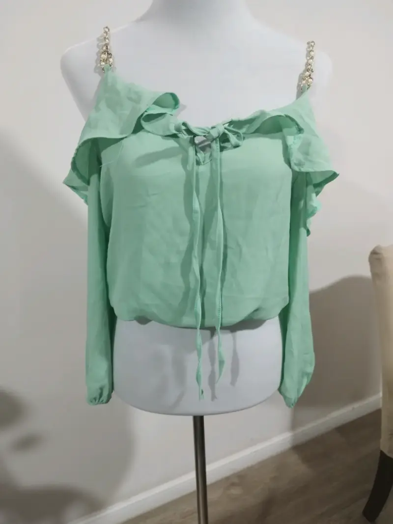 Blusa verde menta con tirantes de cadena - 1