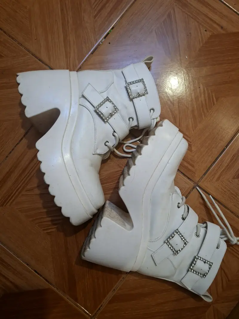 Botines blancos con plataforma y hebillas decorativas - 1