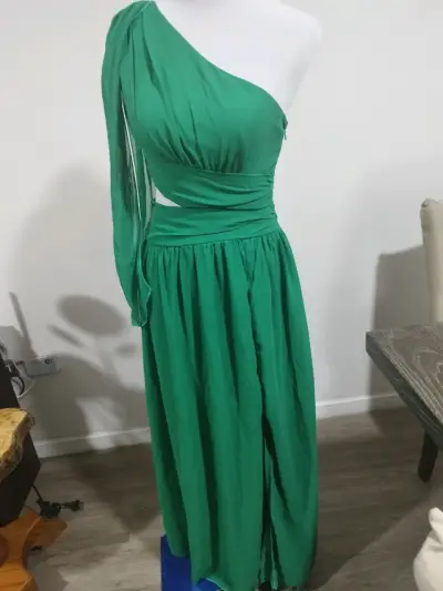 Vestido verde de un solo hombro elegante - miniatura 1
