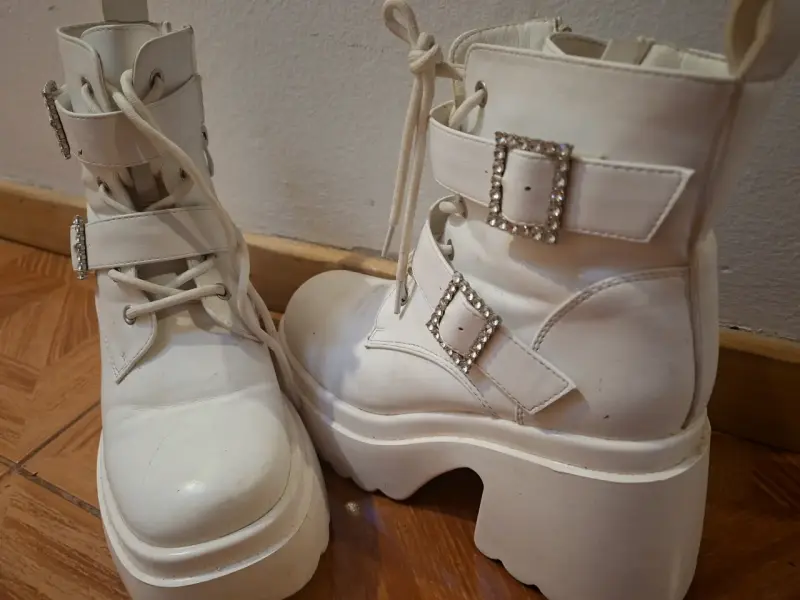 Botines blancos con plataforma y hebillas decorativas - 2