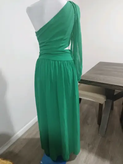 Vestido verde de un solo hombro elegante - miniatura 4
