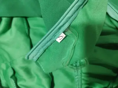 Vestido verde de un solo hombro elegante - miniatura 5