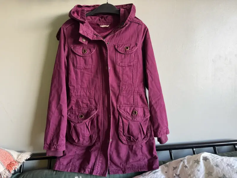 Parka morada con capucha y bolsillos - 1