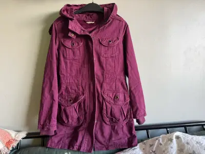 Parka morada con capucha y bolsillos - miniatura 1