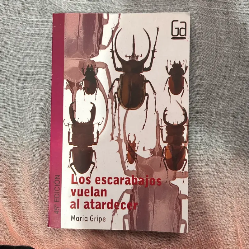 Libro 'Los escarabajos vuelan al atardecer' - 1