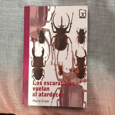 Libro 'Los escarabajos vuelan al atardecer' - miniatura 1