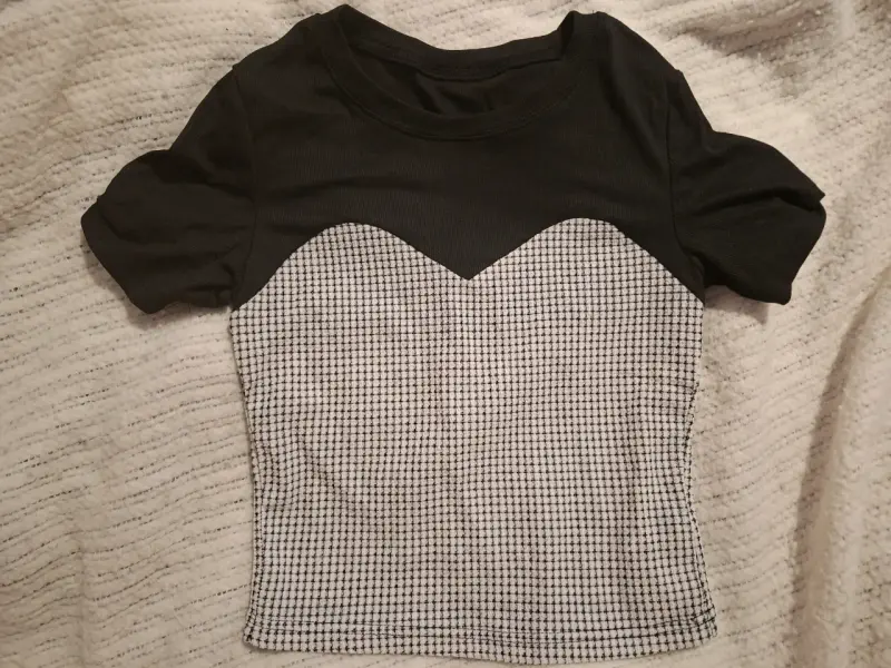 Polera bicolor con diseño de cuadros - 1