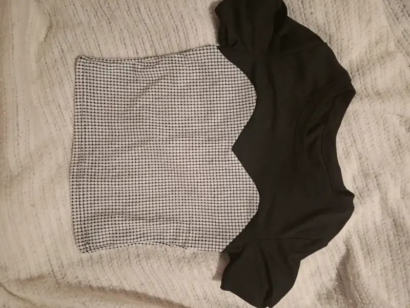 Polera bicolor con diseño de cuadros - 2