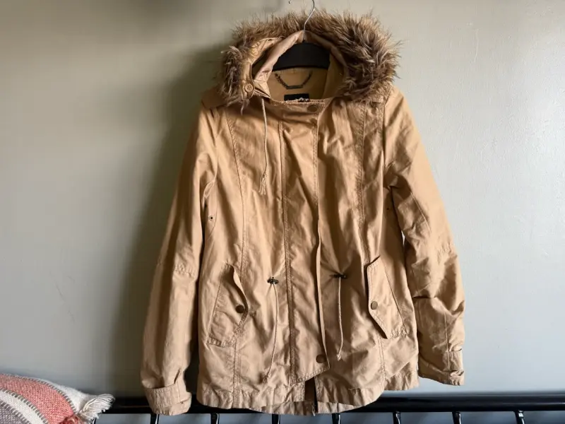 Parka beige con capucha de piel sintética - 1