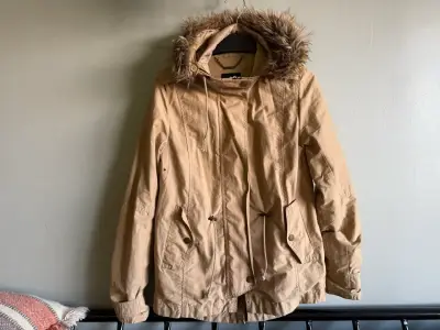 Parka beige con capucha de piel sintética - miniatura 1