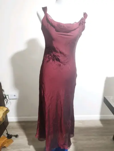 Vestido largo de fiesta burdeos con detalles bordados - miniatura 1