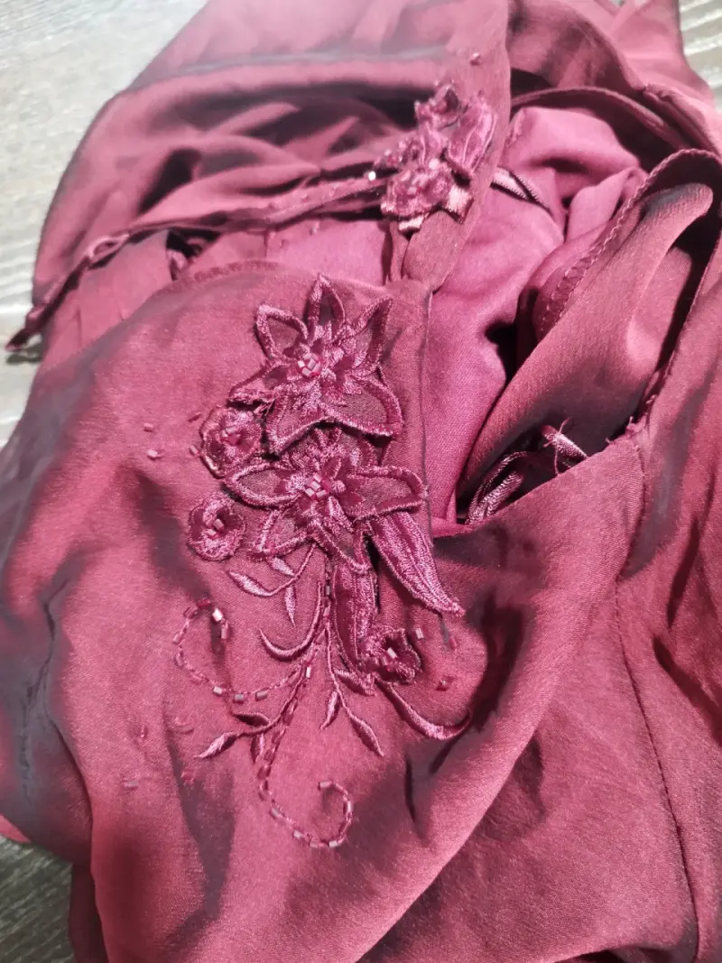 Vestido largo de fiesta burdeos con detalles bordados - 4
