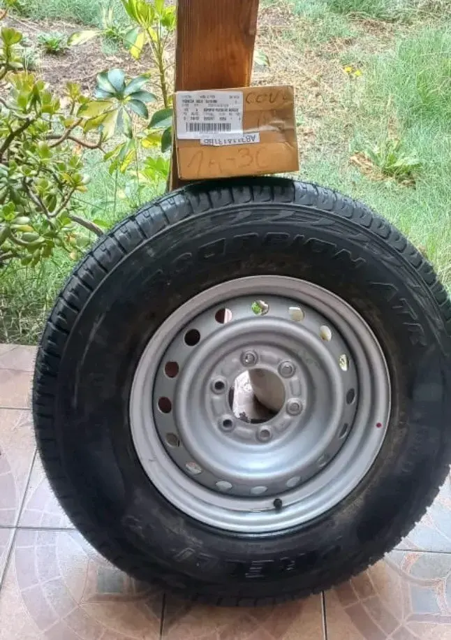 Llanta con neumático Scorpion ATR para auto