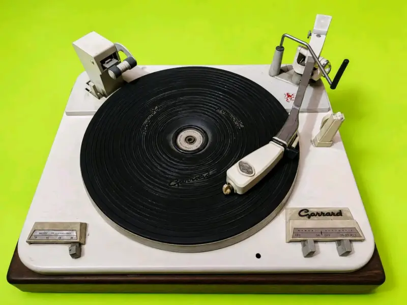 Tocadiscos vintage Garrard de colección