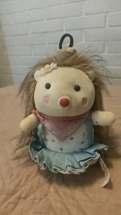 Peluche de erizo con vestido y flor - miniatura 1