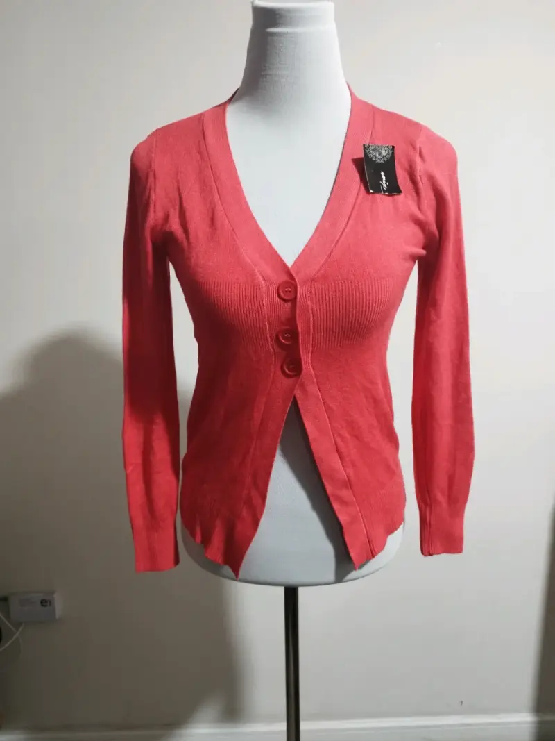 Cárdigan de mujer color coral con botones - 1