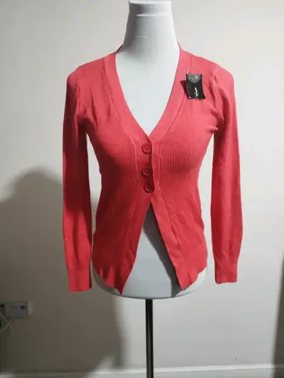 Cárdigan de mujer color coral con botones - miniatura 1