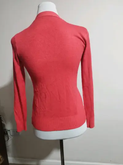 Cárdigan de mujer color coral con botones - miniatura 2