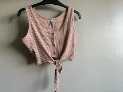 Top corto de canalé con botones y lazo - miniatura 1