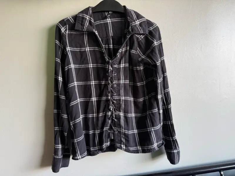 Camisa de cuadros negra con cordones - 1