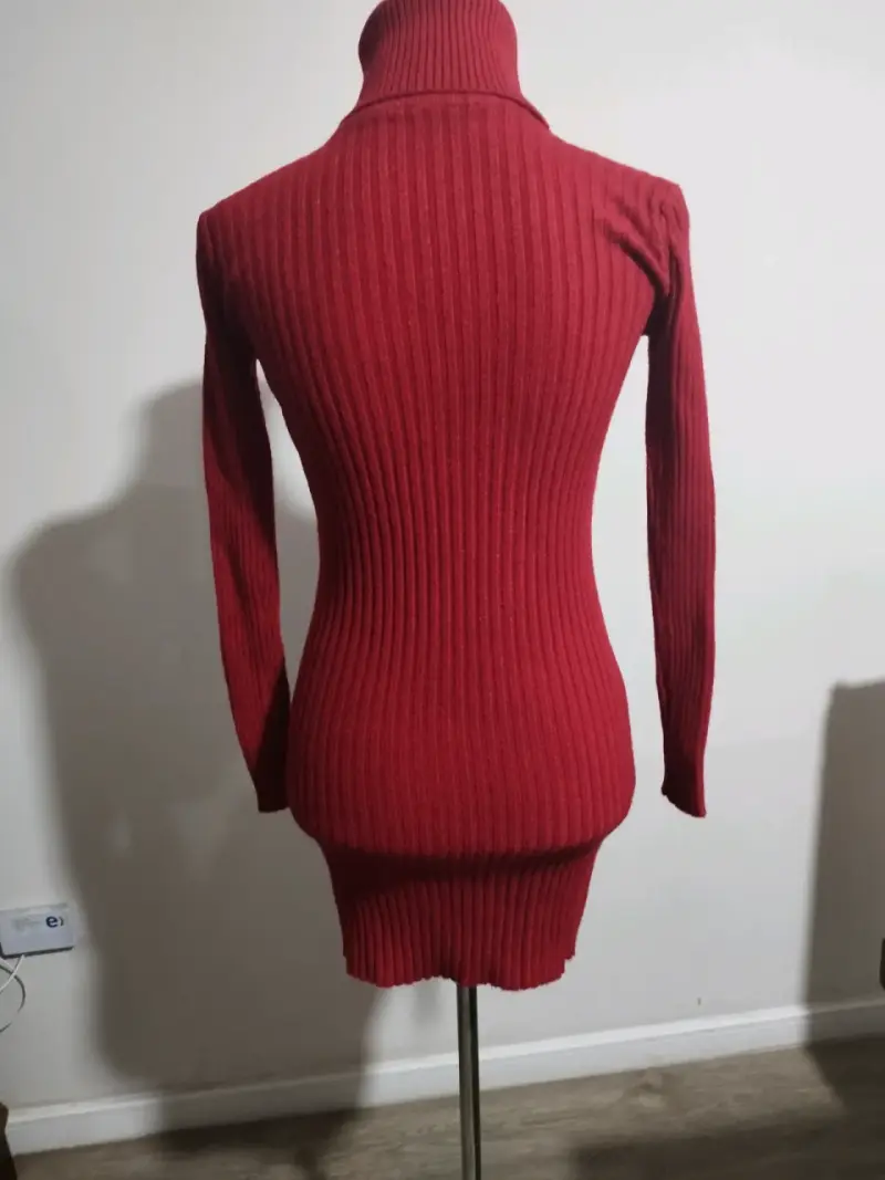 Vestido de punto rojo con cuello alto - 2