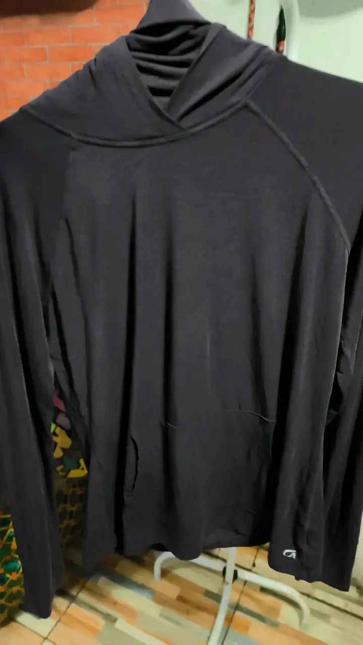 Polerón negro con capucha para hombre - 1