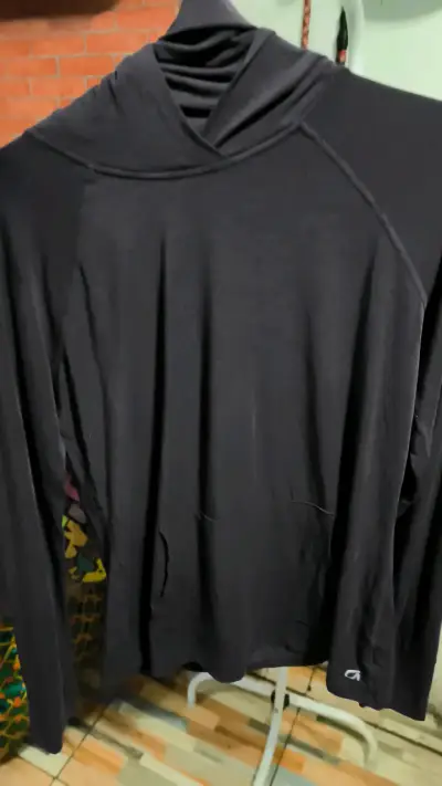 Polerón negro con capucha para hombre - miniatura 1