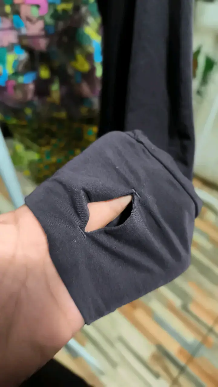 Polerón negro con capucha para hombre - 4