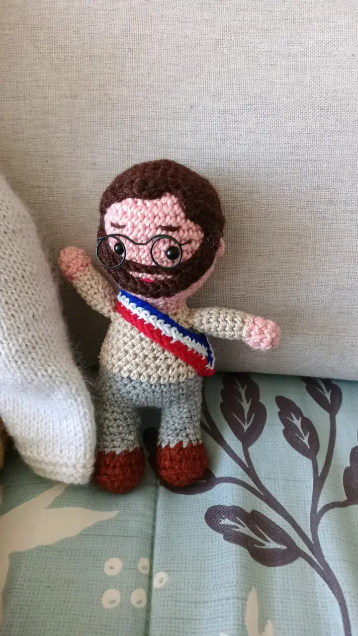 Muñeco de crochet con banda presidencial