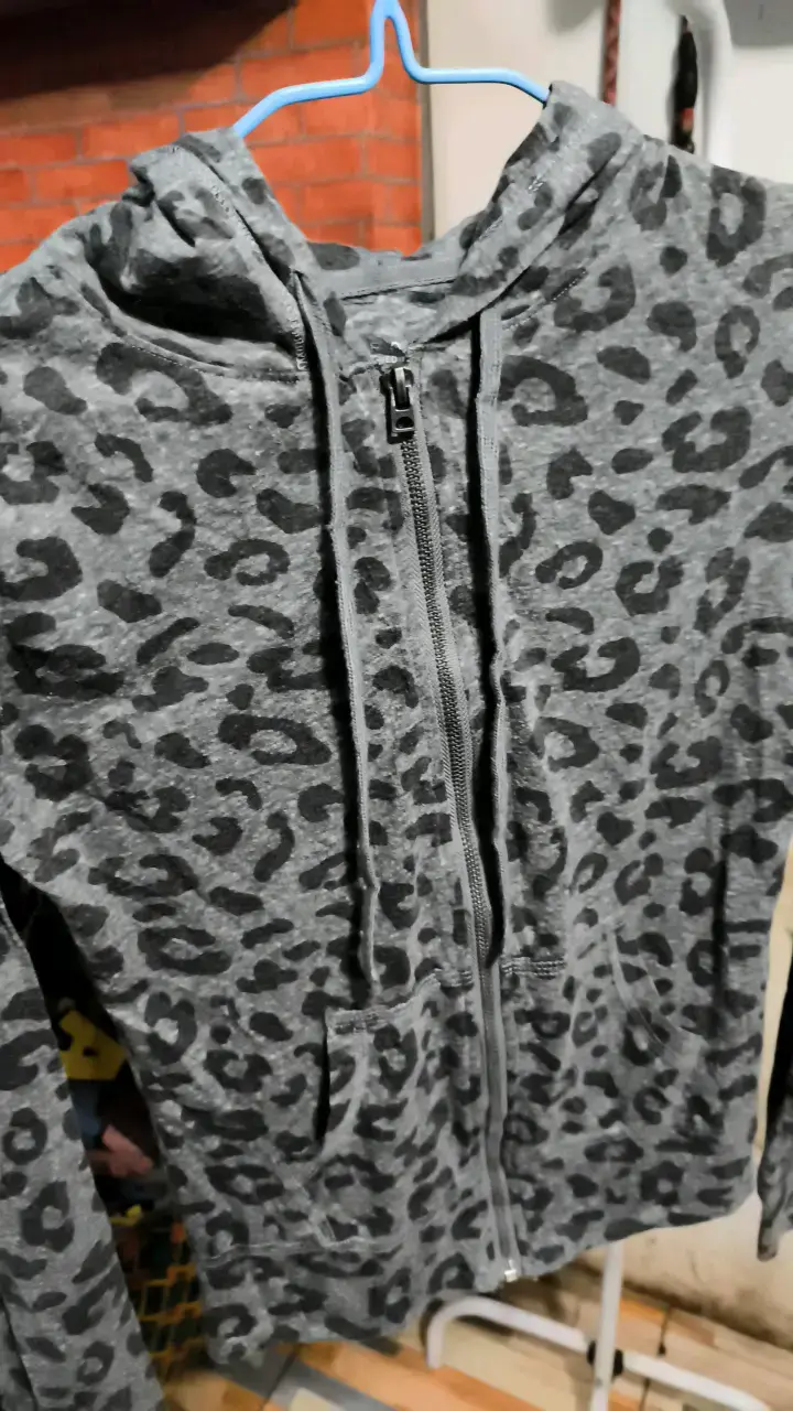 Polerón con capucha estampado de leopardo gris - 1