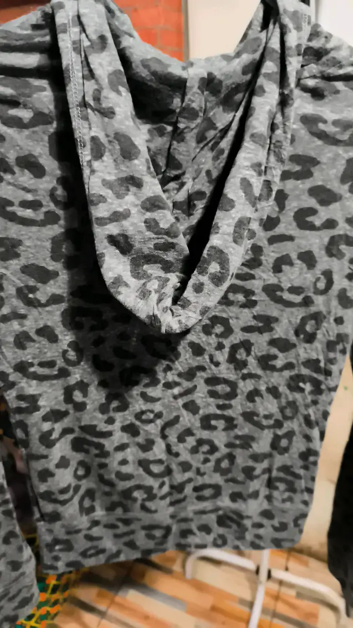 Polerón con capucha estampado de leopardo gris - 2