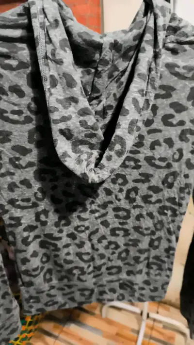 Polerón con capucha estampado de leopardo gris - miniatura 2