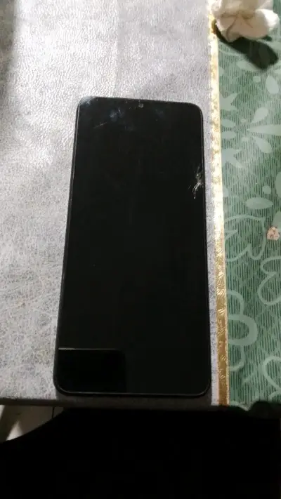 Smartphone con pantalla dañada para repuestos - miniatura 1