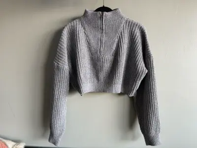 Suéter corto gris de punto con cierre - miniatura 1