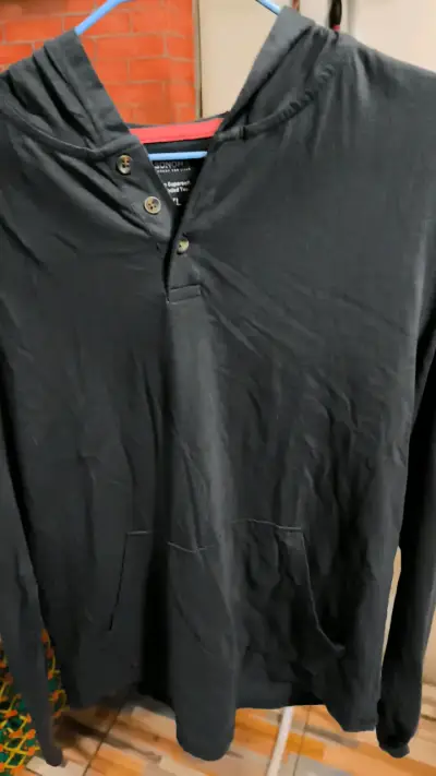 Polerón negro con capucha y botones - miniatura 1