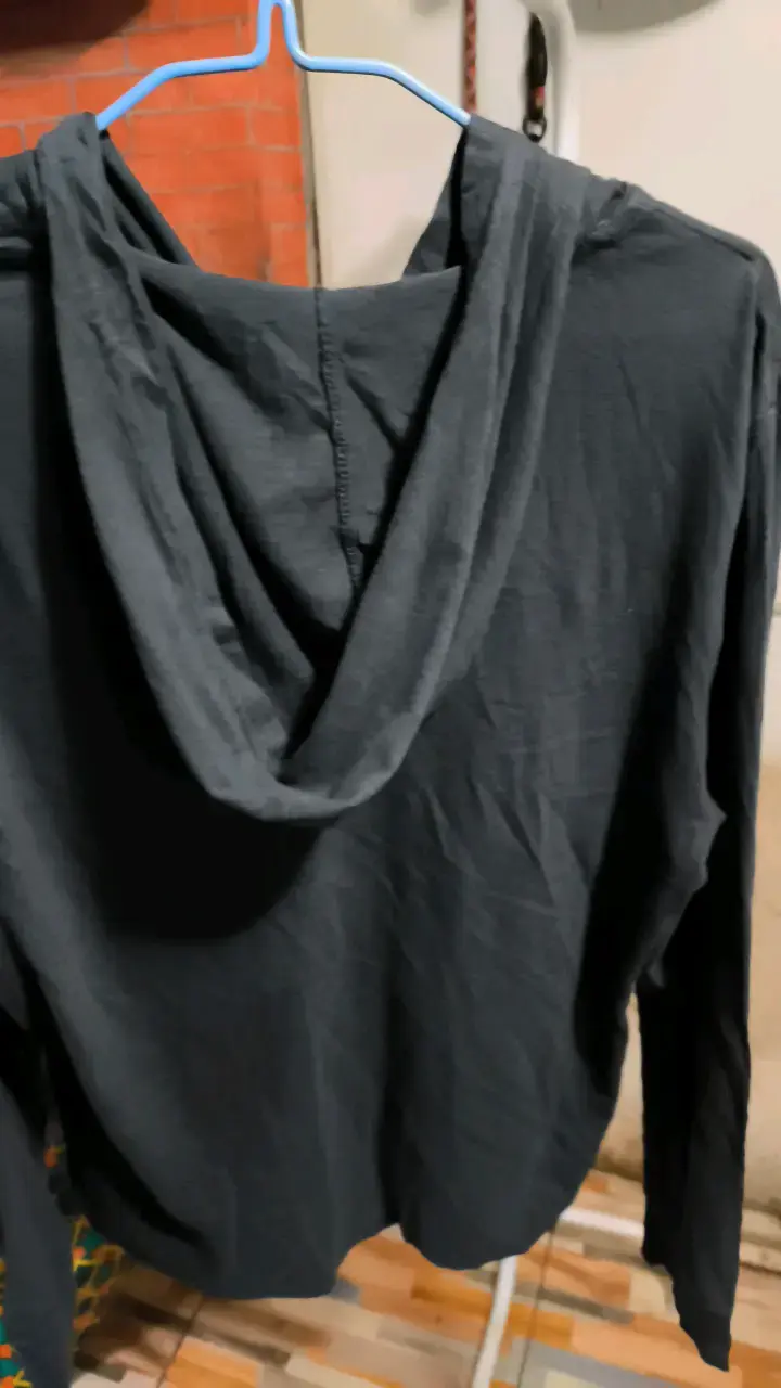 Polerón negro con capucha y botones - 2