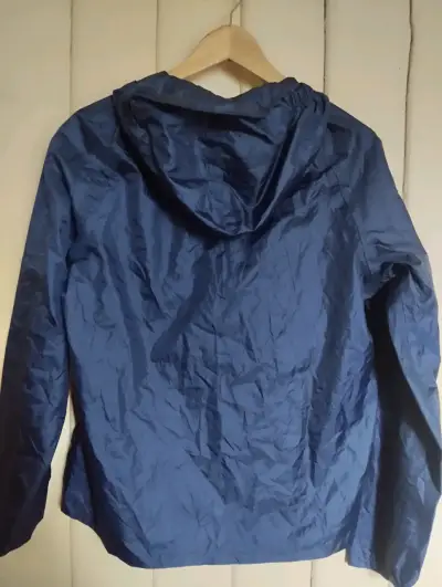 Impermeable azul con medio cierre marca Quechua - miniatura 2