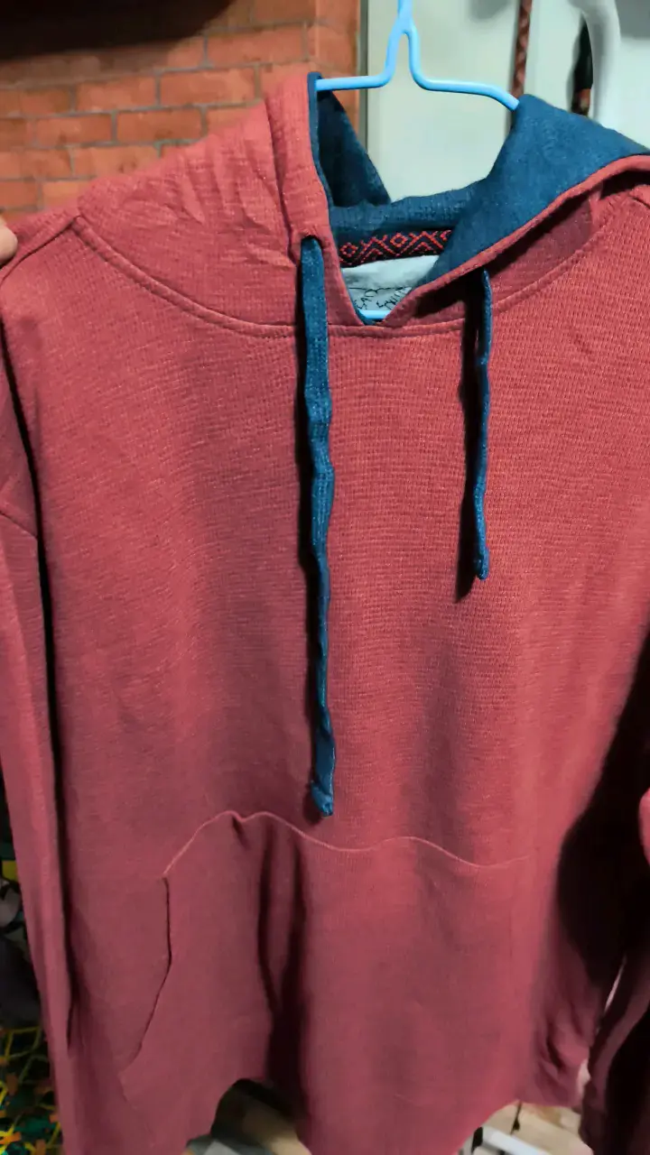 Polerón con capucha rojo y azul para hombre - 1